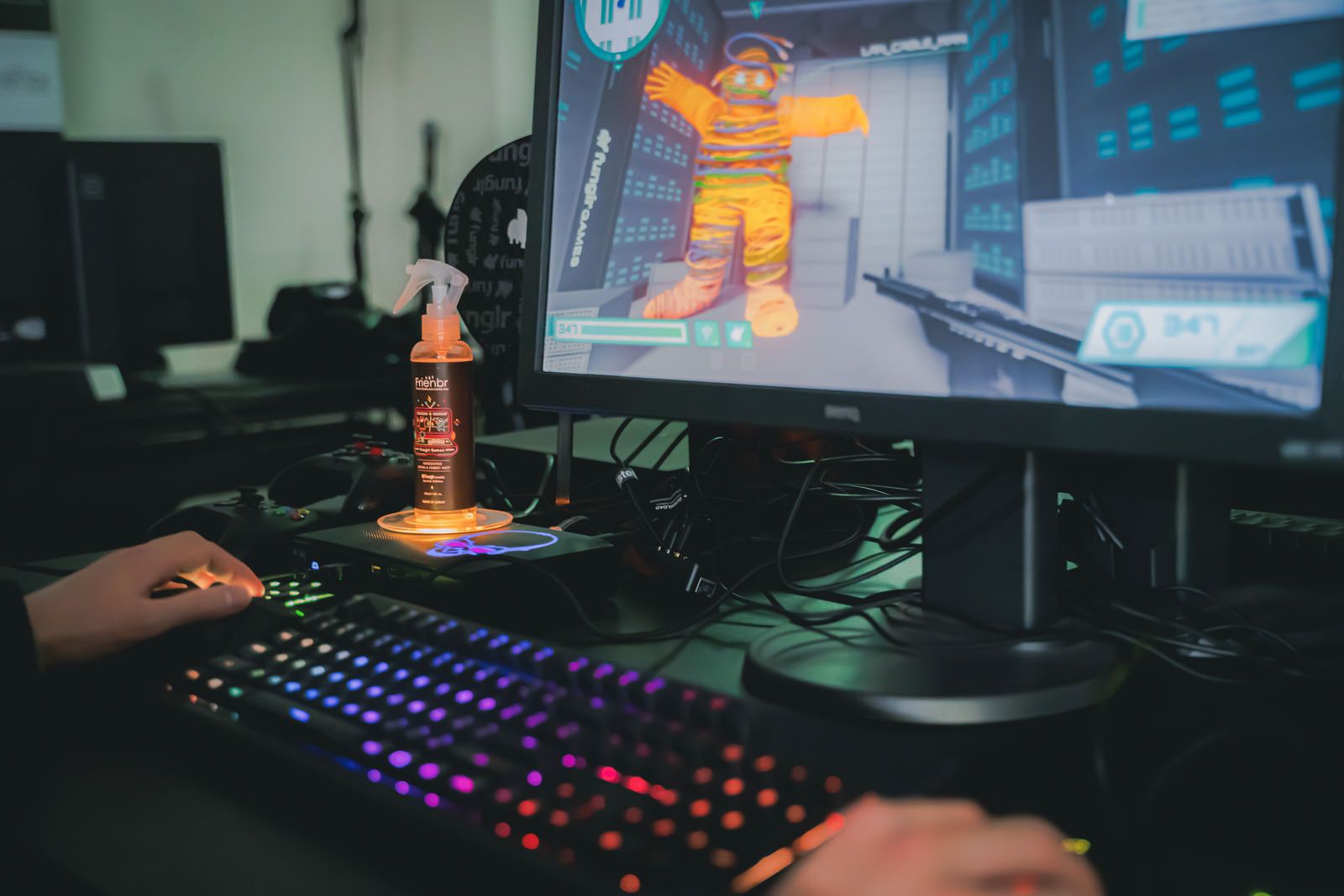 PCでゲームをプレイする手元(イメージ)