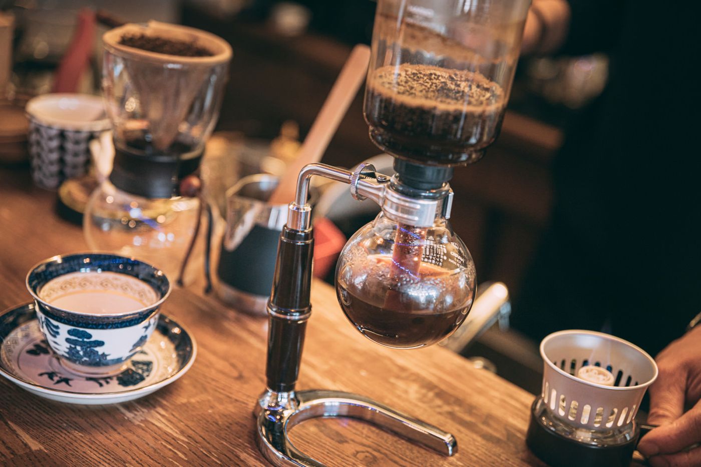 サイフォンでコーヒーを淹れる様子(イメージ)